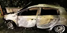 Notte di fuoco a Milano: 11 auto bruciate. È caccia al piromane